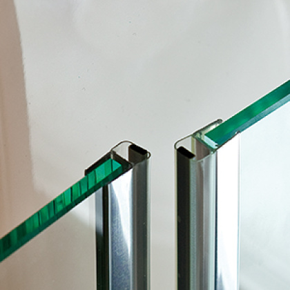Vertikálny profil pre spoj sklo-sklo 180°