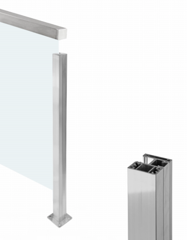 Ľavý krajný hranatý stlpik s madlom umiestneným na skle