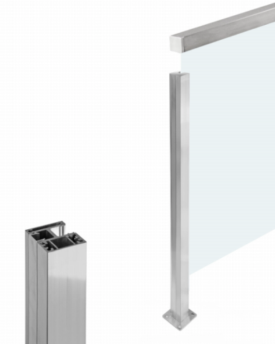 Pravý krajný hranatý stlpik s madlom umiestneným na skle