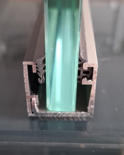 SPODNÝ PROFIL PRE SUCHÉ ZASKLIEVANIE V TVARE L -N