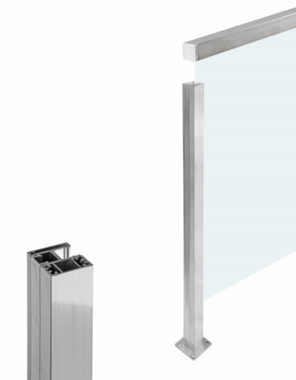 Pravý krajný hranatý stlpik s madlom umiestneným na skle