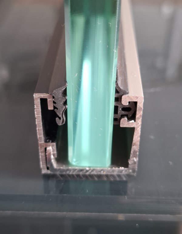 SPODNÝ PROFIL PRE SUCHÉ ZASKLIEVANIE V TVARE L -N